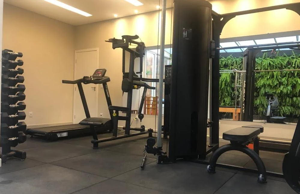 Ambiente da Clínica NEFES com equipamentos para reabilitação e fisioterapia esportiva em Santa Bárbara MG