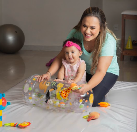 Francielly atendendo bebe com rolo